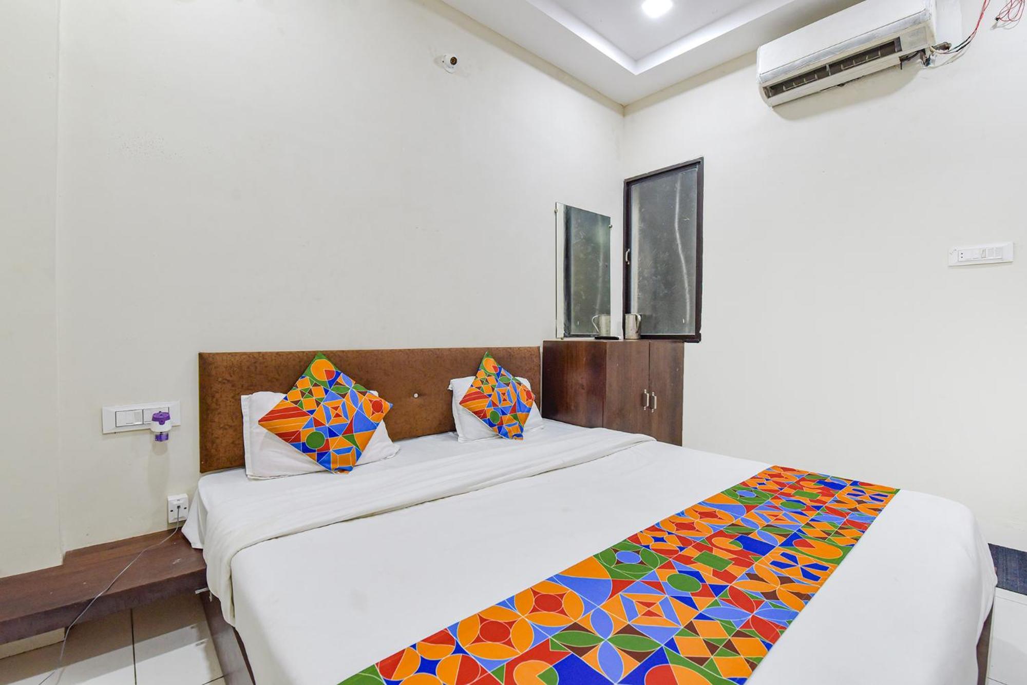 Fabexpress Devani Palace Ujjain Exterior photo