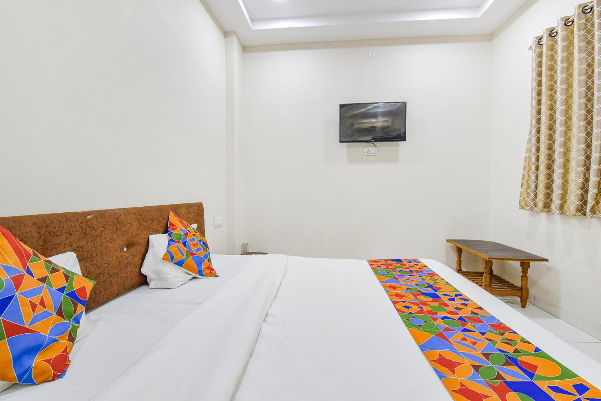 Fabexpress Devani Palace Ujjain Exterior photo